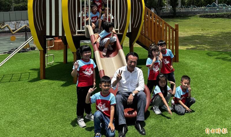 嘉義縣長翁章梁看到大埔國中小學生快樂使用遊樂設施,笑得很開心。(記者蔡宗勳攝) 嘉義縣長翁章梁看到大埔國中小學生快樂使用遊樂設施,笑得很開心。(記者蔡宗勳攝)