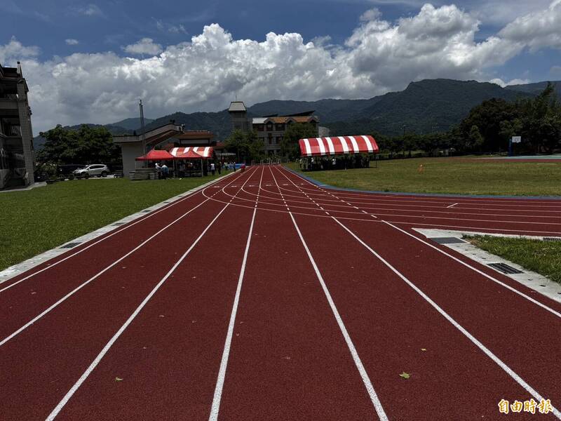 大埔國中小新建的PU跑道。(記者蔡宗勳攝) 大埔國中小新建的PU跑道。(記者蔡宗勳攝)