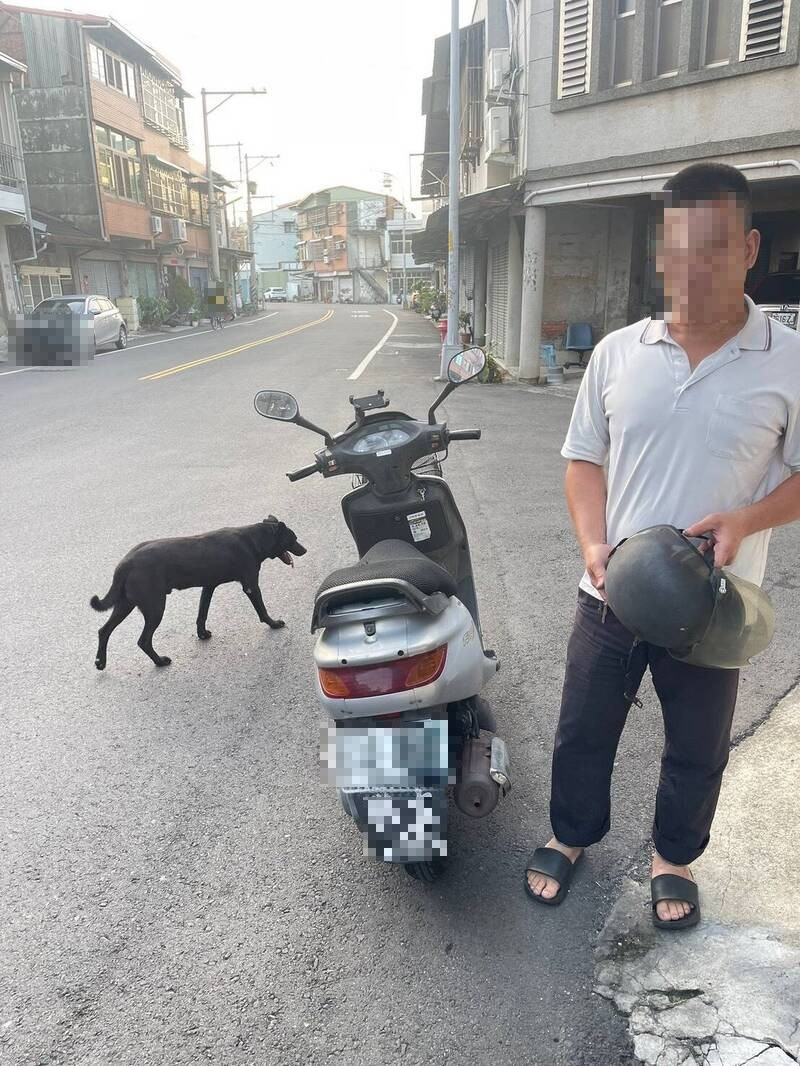 56歲陳男偷走白沙屯香客車對講機,混進人群逃逸,警方從他養的黑狗追蹤逮人。(民眾提供) 56歲陳男偷走白沙屯香客車對講機,混進人群逃逸,警方從他養的黑狗追蹤逮人。(民眾提供)