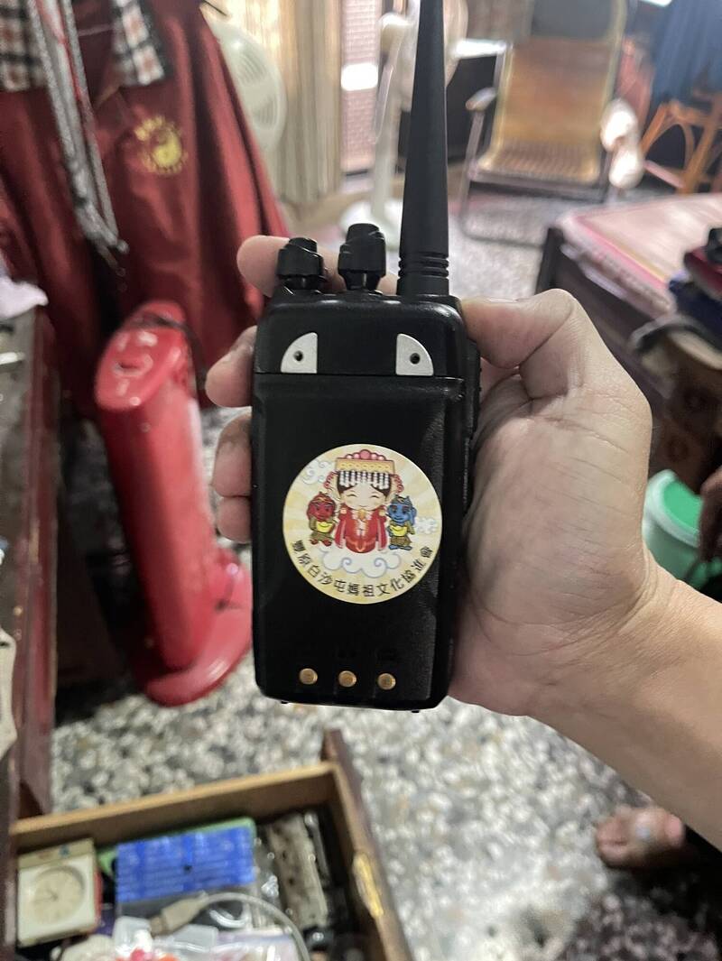 警方在陳男家中查獲貼有協進會標誌的失竊對講機。(民眾提供) 警方在陳男家中查獲貼有協進會標誌的失竊對講機。(民眾提供)