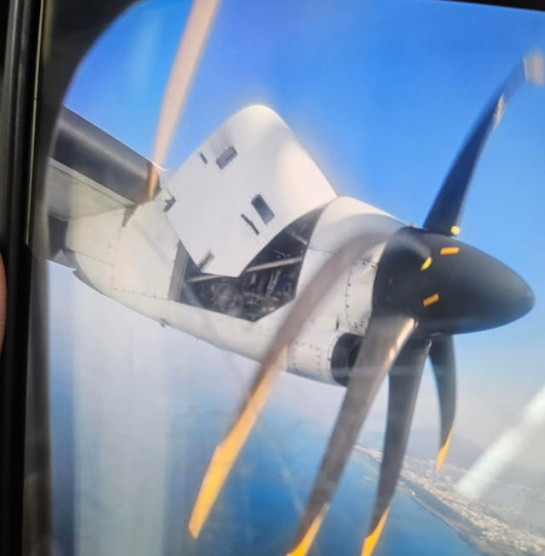 華信航空AE301原訂16日上午7點20分從高雄飛向金門的行程中,疑似引擎罩脫落事件,機長當下返回小港機場,所幸飛機平安降落,機上人員均安。(性別教育博士蔣琬斯老師提供 ) 華信航空AE301原訂16日上午7點20分從高雄飛向金門的行程中,疑似引擎罩脫落事件,機長當下返回小港機場,所幸飛機平安降落,機上人員均安。(性別教育博士蔣琬斯老師提供 )