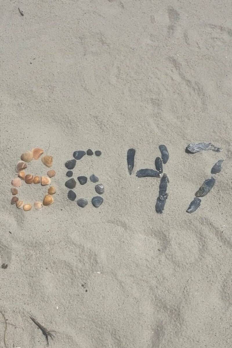 美國聯邦調查局前局長柯米日前在Instagram上傳1張由貝殼排成的「8647」數字照。（圖擷自網路）