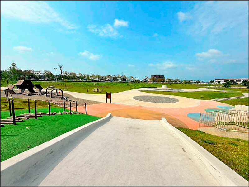 湖子內公園遊戲場所沒有遮蔭設施,議員批對親子不友善。(王浩提供) 湖子內公園遊戲場所沒有遮蔭設施,議員批對親子不友善。(王浩提供)