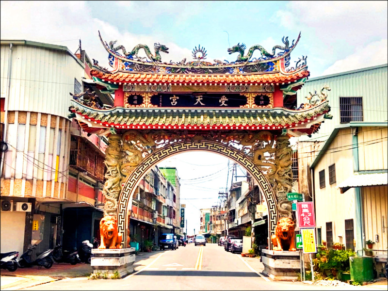 名間鄉松柏嶺受天宮第二山門，將在5月19日動工拆除，其牌樓、龍柱、拱門造型典雅。（詹學強提供）