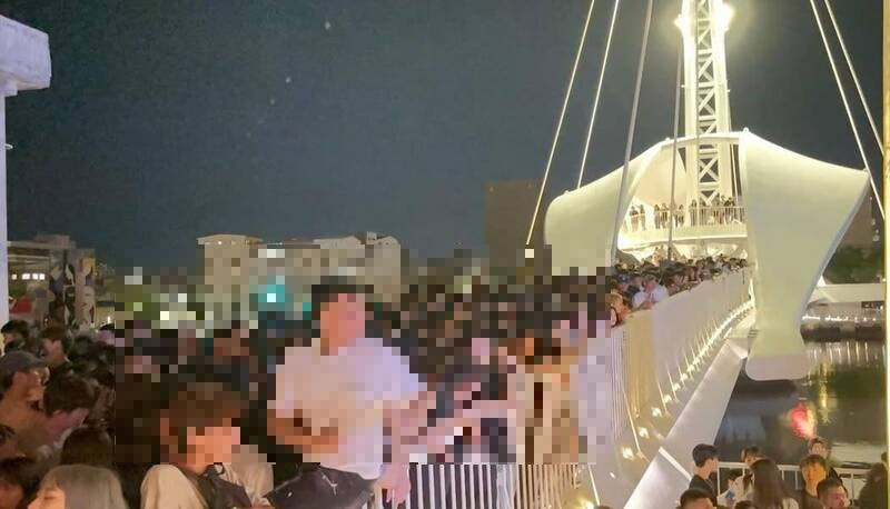 「浪際」請來饒舌團體「頑童」快閃,湧入爆滿人潮,大港橋上全部都是人。(讀者提供) 「浪際」請來饒舌團體「頑童」快閃,湧入爆滿人潮,大港橋上全部都是人。(讀者提供)