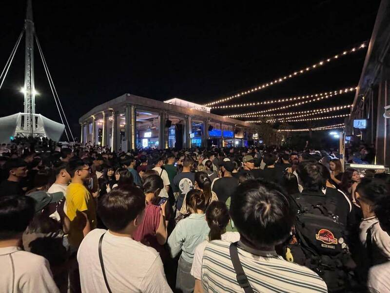 夜店「浪際」周邊塞爆,全部都是年輕人。(土開公司提供) 夜店「浪際」周邊塞爆,全部都是年輕人。(土開公司提供)
