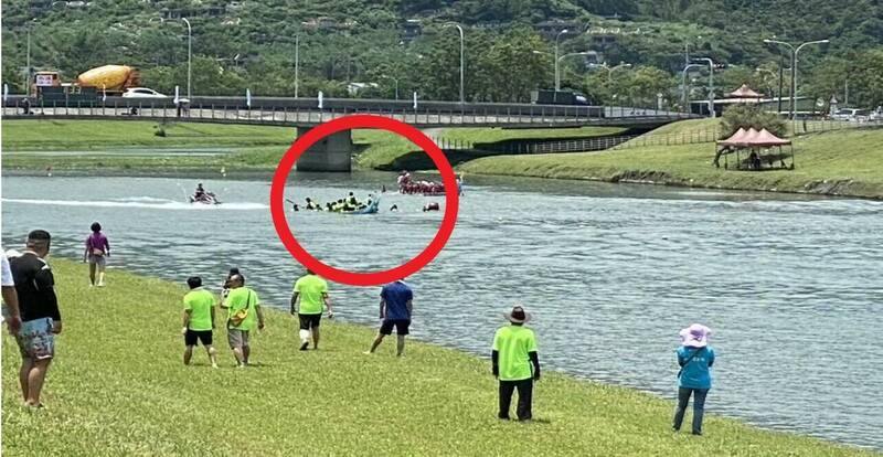 宜蘭冬山龍舟賽,上午11點驚傳鹿埔村隊的龍舟沉船,所幸所有選手平安。(民眾提供) 宜蘭冬山龍舟賽,上午11點驚傳鹿埔村隊的龍舟沉船,所幸所有選手平安。(民眾提供)
