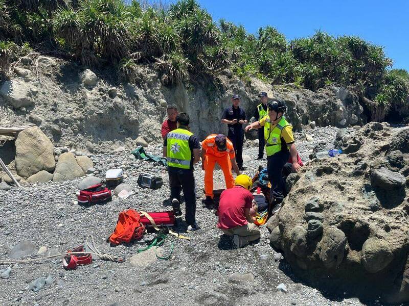 台東富岡國小校長張能發今天上午在都蘭鼻落水死亡。(記者黃明堂翻攝) 台東富岡國小校長張能發今天上午在都蘭鼻落水死亡。(記者黃明堂翻攝)