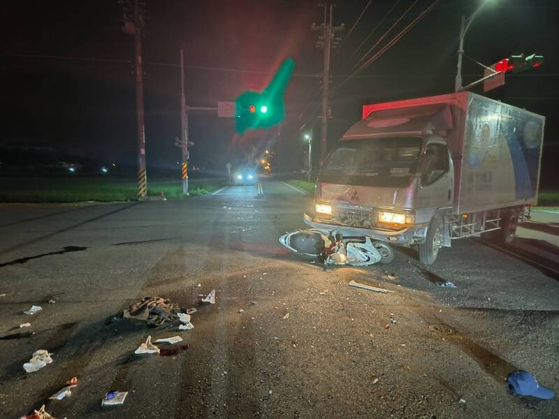 整輛機車卡進小貨車頭下，物品散落一地，現場血跡斑斑。（民眾提供）