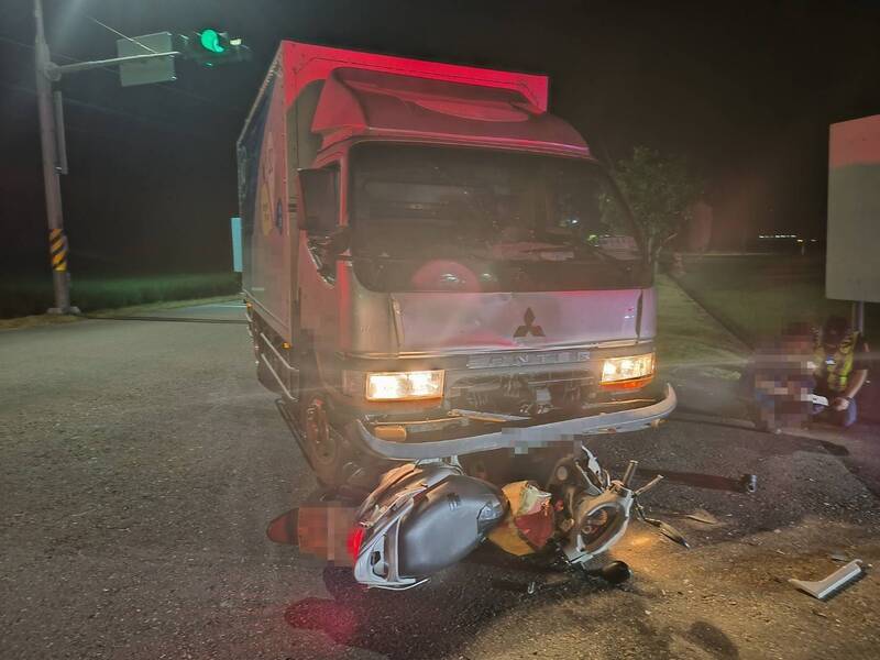 宜蘭一對夫妻晚飯後騎車準備去泡湯，不幸與小貨車對撞，造成夫死妻傷。（民眾提供）