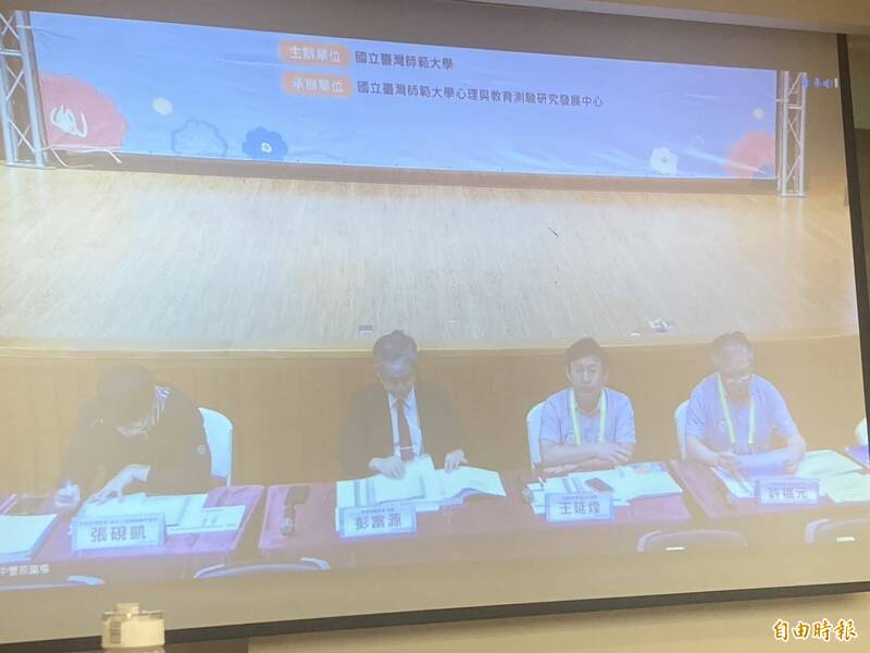 國中教育會考今次節考數學科,共發生69件違規情事,其中有3名考生因東張西望試圖取得他人答案被發現。(記者楊綿傑攝) 國中教育會考今次節考數學科,共發生69件違規情事,其中有3名考生因東張西望試圖取得他人答案被發現。(記者楊綿傑攝)