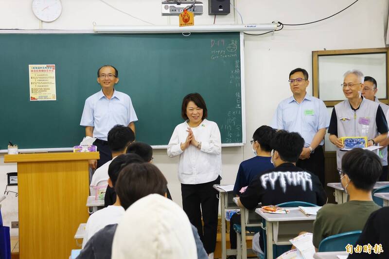 嘉義市長黃敏惠(中)今天巡視考場為考生加油。(記者丁偉杰攝) 嘉義市長黃敏惠(中)今天巡視考場為考生加油。(記者丁偉杰攝)