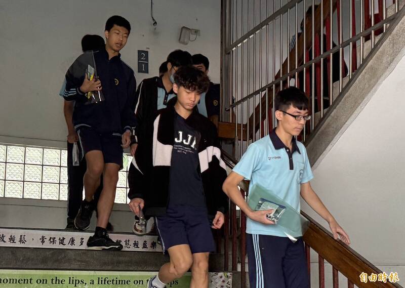 國中會考作文無題目出奇招,倉鼠圖+六字選一,考生認為好發揮。 (記者蔡淑媛攝) 國中會考作文無題目出奇招,倉鼠圖+六字選一,考生認為好發揮。 (記者蔡淑媛攝)