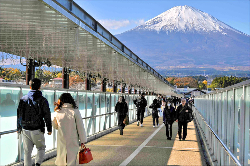 日本在今年七月將有大地震的預言在網路上傳得沸沸揚揚,甚至開始衝擊到日本觀光。圖為日本靜岡縣東部的御殿場市,該市是前往富士山的觀光要道。(法新社檔案照) 日本在今年七月將有大地震的預言在網路上傳得沸沸揚揚,甚至開始衝擊到日本觀光。圖為日本靜岡縣東部的御殿場市,該市是前往富士山的觀光要道。(法新社檔案照)