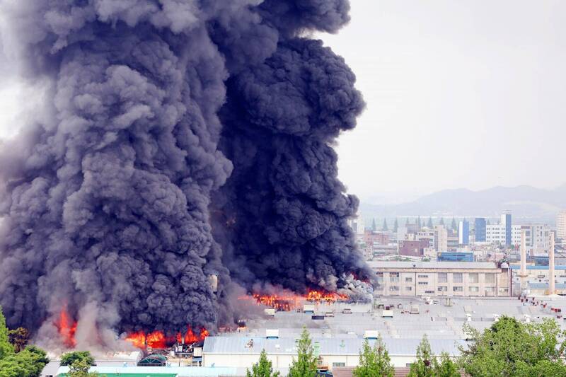 南韓錦湖輪胎光州工廠大火，現場濃煙遮蔽天空相當駭人。（歐新社）