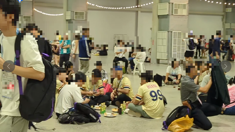 世壯運選手們席地而坐用餐。（圖擷取自臉書）