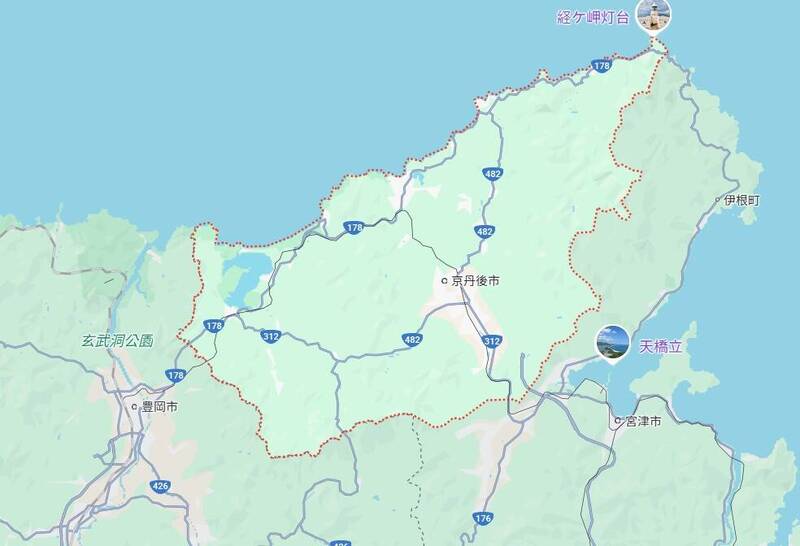 日本京都府京丹後市傳嚴重水上意外，久美濱灣今上午10時許舉辦一場獨木舟比賽，孰料有90多艘獨木舟因強風翻覆，造成6人受傷急送醫。（圖擷自Google地圖）