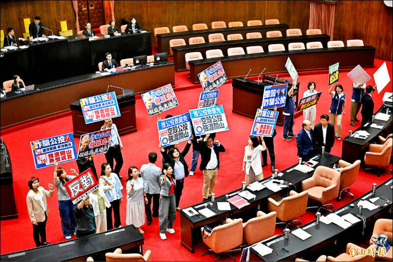 藍白立委昨挾人數優勢,以54票對48票通過國民黨立委所提「反廢死」公投案。(記者陳逸寬攝) 藍白立委昨挾人數優勢,以54票對48票通過國民黨立委所提「反廢死」公投案。(記者陳逸寬攝)