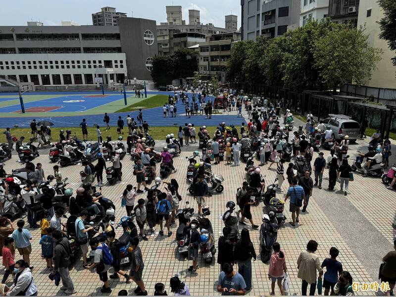 114年國中教育會考今明登場,全國估計有17.5萬名考生,全國試務會提醒考生相關注意事項,包含注意考場位置及交通狀況、考試當天提早出門,必須攜帶准考證準時入場等。圖為示意圖。(資料照) 114年國中教育會考今明登場,全國估計有17.5萬名考生,全國試務會提醒考生相關注意事項,包含注意考場位置及交通狀況、考試當天提早出門,必須攜帶准考證準時入場等。圖為示意圖。(資料照)