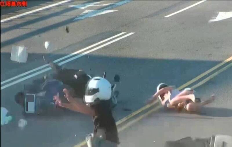 車禍撞擊後,劉姓少年與女友噴出,在路面翻滾數圈。(圖︰警方提供) 車禍撞擊後,劉姓少年與女友噴出,在路面翻滾數圈。(圖︰警方提供)