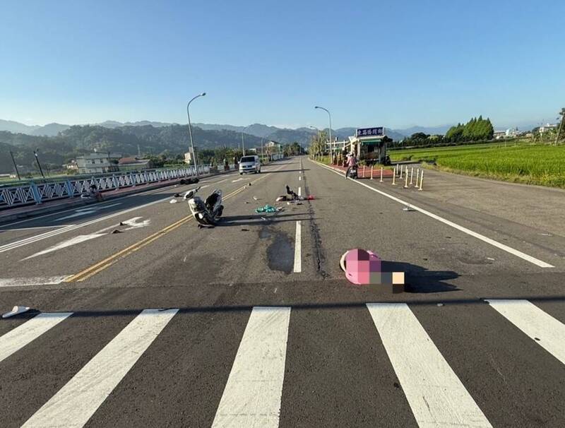 邱姓婦人遭撞擊後倒地不起。(圖︰警方提供) 邱姓婦人遭撞擊後倒地不起。(圖︰警方提供)