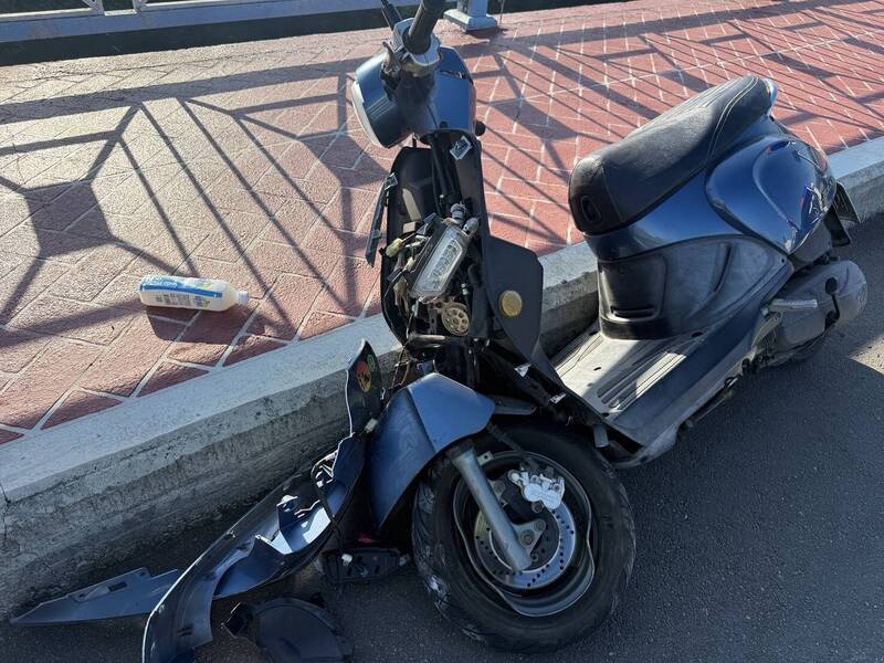 劉姓少年騎乘的機車車頭嚴重毀損變形。(圖︰警方提供) 劉姓少年騎乘的機車車頭嚴重毀損變形。(圖︰警方提供)