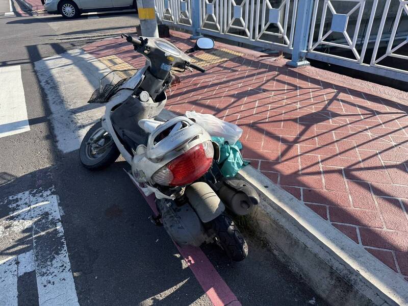 邱姓婦人所騎機車嚴重毀損變形。(圖︰警方提供) 邱姓婦人所騎機車嚴重毀損變形。(圖︰警方提供)