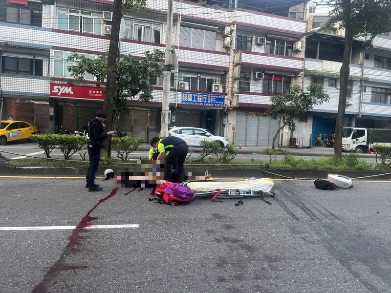 基隆市16歲賴姓少年今天清晨騎車撞上分隔島後,血濺當場,失去意識,送醫搶救後仍不治身亡。(記者吳昇儒翻攝) 基隆市16歲賴姓少年今天清晨騎車撞上分隔島後,血濺當場,失去意識,送醫搶救後仍不治身亡。(記者吳昇儒翻攝)