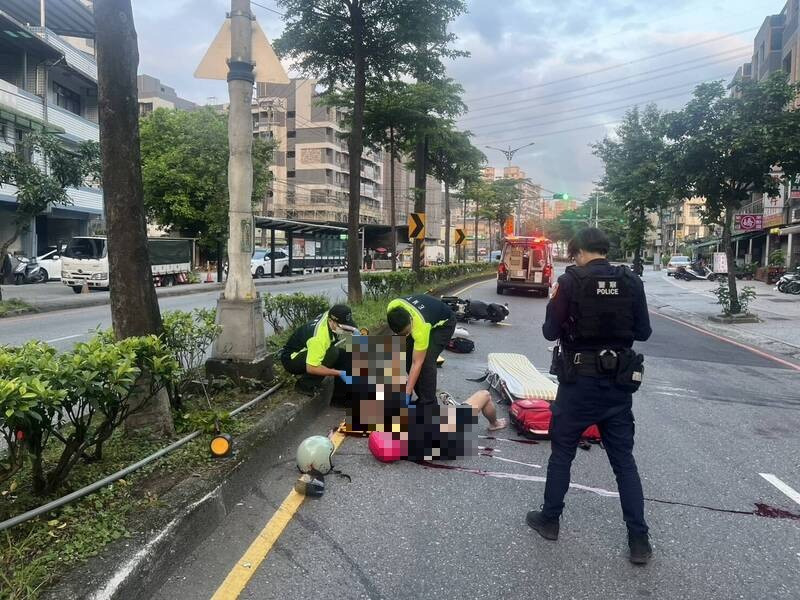基隆市16歲賴姓少年今天清晨騎車自撞分隔島,救護人員對兩人進行搶救,賴姓少年送醫搶救後不治,後座乘客20歲黃男全身多處擦、挫傷。(記者吳昇儒翻攝) 基隆市16歲賴姓少年今天清晨騎車自撞分隔島,救護人員對兩人進行搶救,賴姓少年送醫搶救後不治,後座乘客20歲黃男全身多處擦、挫傷。(記者吳昇儒翻攝)