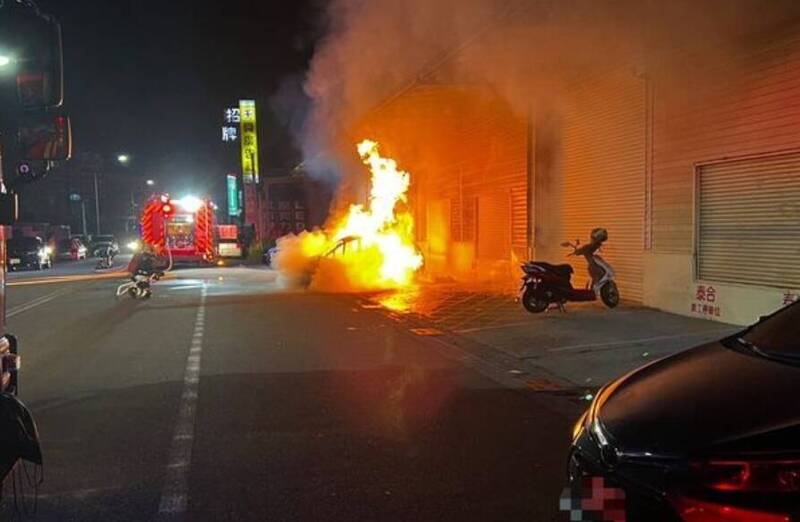 廠房前的汽車冒大火。（圖由警方提供）