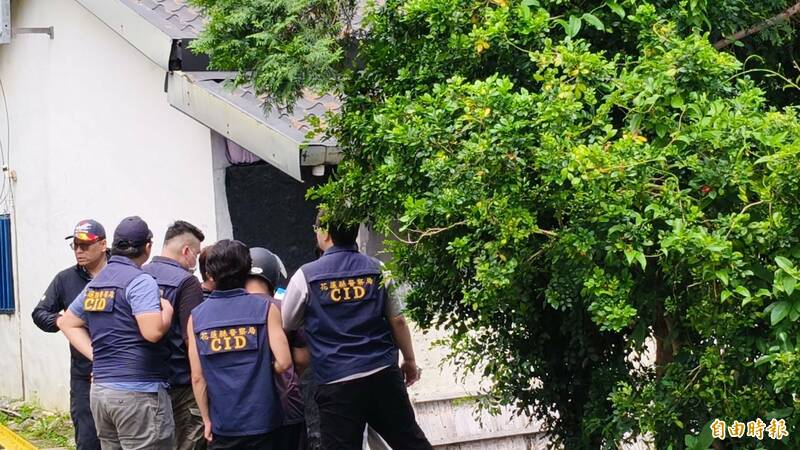 花蓮縣一所偏鄉國中的29歲女老師17日遭人發現陳屍校外的宿舍,疑遭人勒斃。警方今天下午在海堤附近的防風林找到疑似意圖畏罪輕生的劉男,當場被警方逮捕。 (記者王錦義攝) 花蓮縣一所偏鄉國中的29歲女老師17日遭人發現陳屍校外的宿舍,疑遭人勒斃。警方今天下午在海堤附近的防風林找到疑似意圖畏罪輕生的劉男,當場被警方逮捕。 (記者王錦義攝)