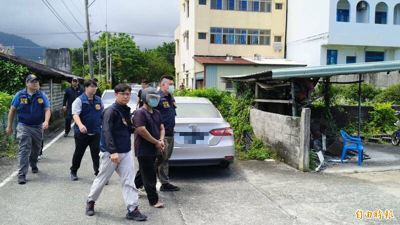 花蓮縣一所偏鄉國中的29歲女老師17日遭人發現陳屍校外的宿舍,疑遭人勒斃。警方今天下午在海堤附近的防風林找到疑似意圖畏罪輕生的劉男,當場被警方逮捕。 (記者王錦義攝) 花蓮縣一所偏鄉國中的29歲女老師17日遭人發現陳屍校外的宿舍,疑遭人勒斃。警方今天下午在海堤附近的防風林找到疑似意圖畏罪輕生的劉男,當場被警方逮捕。 (記者王錦義攝)