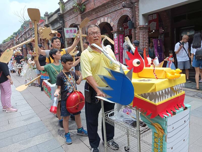 「三峽新船說.老街創意龍舟賽」 將於5月30日在三峽老街登場,比拚參賽者的創意與環保點子。圖為去年活動照。(三峽老街商圈提供) 「三峽新船說.老街創意龍舟賽」 將於5月30日在三峽老街登場,比拚參賽者的創意與環保點子。圖為去年活動照。(三峽老街商圈提供)