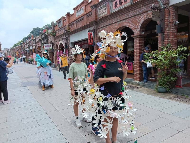 三峽老街即將舉行創意龍舟比賽遊行,參賽者渾身解數比創意。圖為去年比賽照。(三峽老街商圈提供) 三峽老街即將舉行創意龍舟比賽遊行,參賽者渾身解數比創意。圖為去年比賽照。(三峽老街商圈提供)