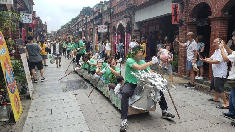 ,「三峽新船說.老街創意龍舟賽」 將於5月30日登場,民眾在老街努力划龍舟。圖為去年比賽照。(三峽老街商圈提供) ,「三峽新船說.老街創意龍舟賽」 將於5月30日登場,民眾在老街努力划龍舟。圖為去年比賽照。(三峽老街商圈提供)
