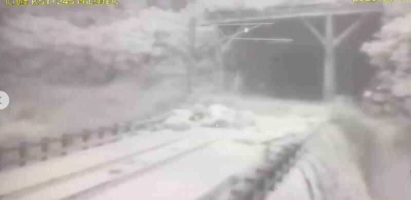 花蓮強降雨導致台鐵北迴線西線51公里處水淹軌道。(圖取自臉書「台灣便當管理局-附屬鐵路部」) 花蓮強降雨導致台鐵北迴線西線51公里處水淹軌道。(圖取自臉書「台灣便當管理局-附屬鐵路部」)