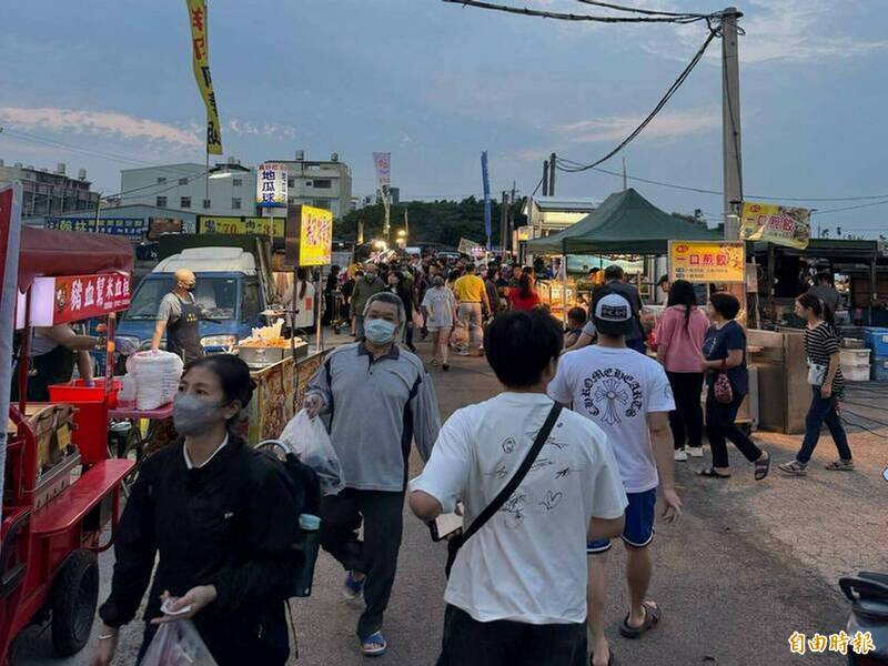 花壇鄉夜市是大型夜市,已有40年歷史,假日晚間相當熱鬧。(資料照) 花壇鄉夜市是大型夜市,已有40年歷史,假日晚間相當熱鬧。(資料照)