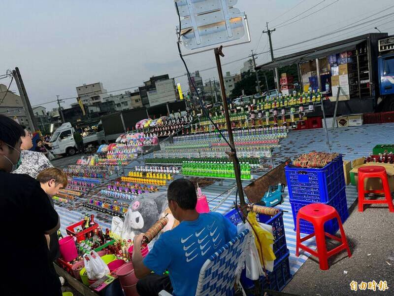 花壇鄉夜市是地方上最大型的夜市,其中有不少遊戲攤位。(資料照) 花壇鄉夜市是地方上最大型的夜市,其中有不少遊戲攤位。(資料照)
