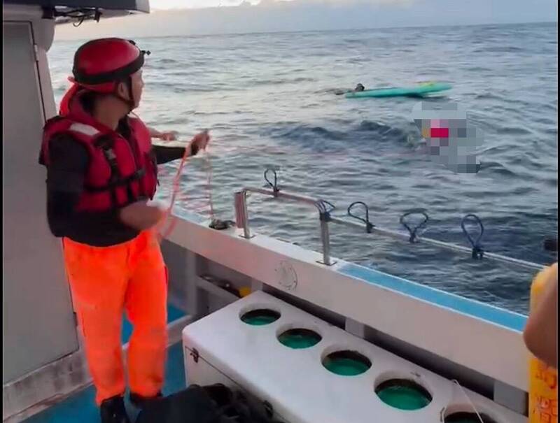 綠島中寮港白燈塔前方約100公尺處,有民眾划乘立式划槳疑似因海流過強,體力不支無法返岸,海巡救援。(記者黃明堂翻攝) 綠島中寮港白燈塔前方約100公尺處,有民眾划乘立式划槳疑似因海流過強,體力不支無法返岸,海巡救援。(記者黃明堂翻攝)