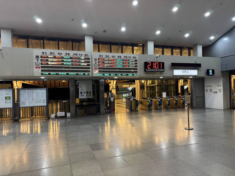台鐵北迴線中斷，不少旅客晚間到花蓮車站退換票，公路局也啟動花蓮往和平接駁車。（民眾提供）