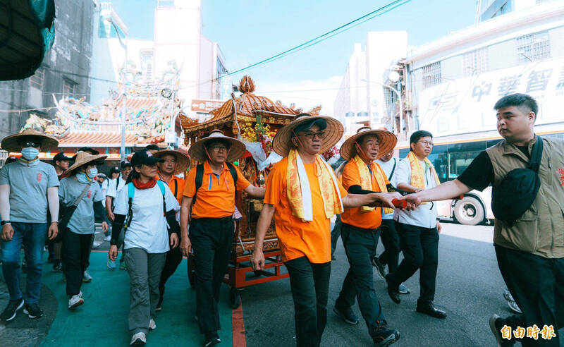 桃園市大溪南興永昌宮、龍潭龍元宮合辦神農遶境祈福活動。(記者李容萍攝) 桃園市大溪南興永昌宮、龍潭龍元宮合辦神農遶境祈福活動。(記者李容萍攝)