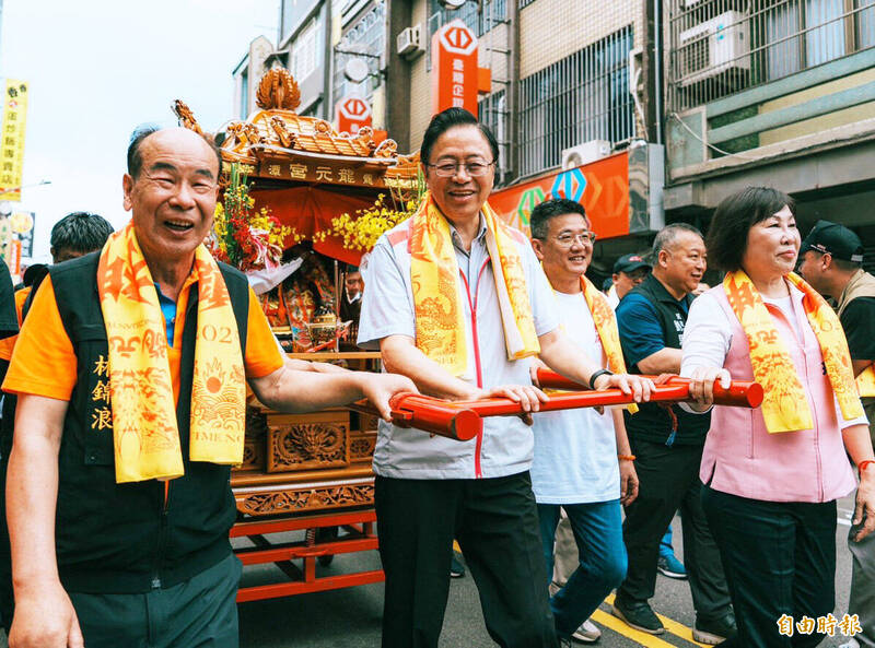 桃園市長張善政(左2)等人出席「神龍鬧鎮-豐登巡境夜戲神龍」活動。(記者李容萍攝) 桃園市長張善政(左2)等人出席「神龍鬧鎮-豐登巡境夜戲神龍」活動。(記者李容萍攝)