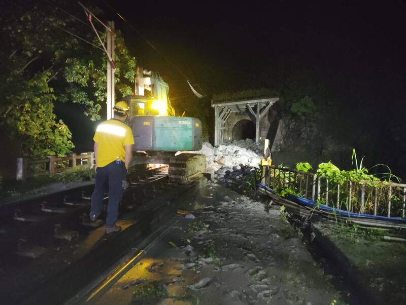 昨天（18日）花蓮強降雨致台鐵北迴線中斷，台鐵緊急啟動東正線並以柴聯車運輸旅客，西正線則持續搶修。（台鐵提供）