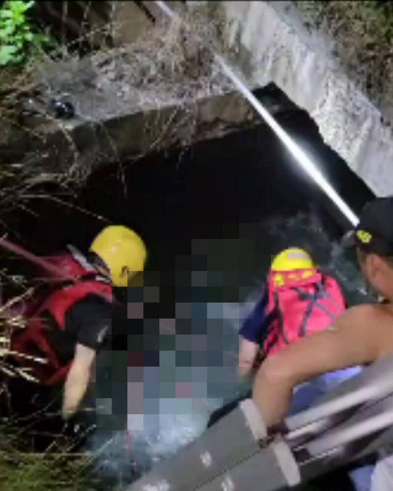 救援人員將男子救起。（民眾提供）