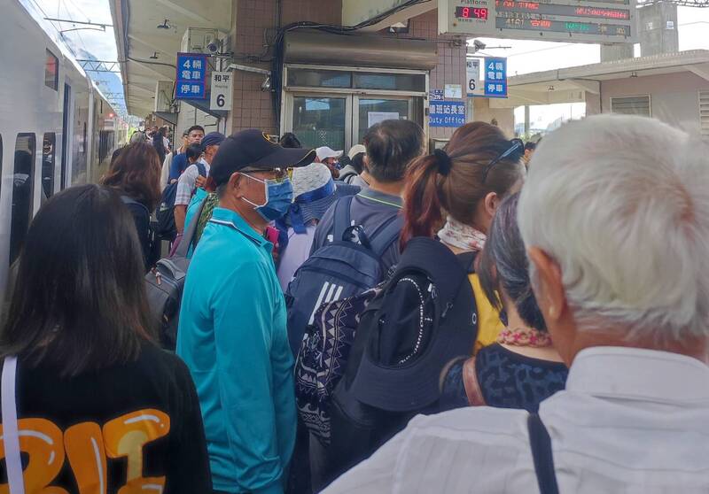 台鐵花蓮站擠滿了準備搭乘接駁的柴聯列車旅客。(民眾提供) 台鐵花蓮站擠滿了準備搭乘接駁的柴聯列車旅客。(民眾提供)