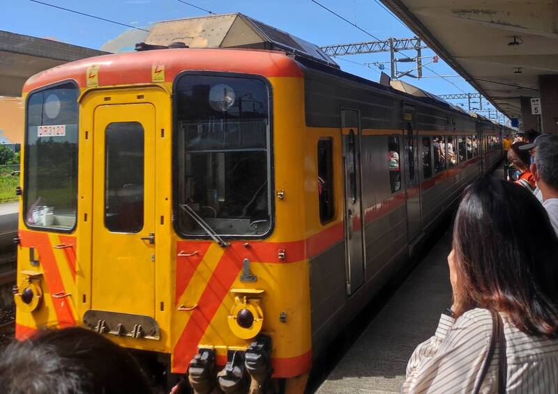 負責接駁的柴聯列車 。(民眾提供) 負責接駁的柴聯列車 。(民眾提供)