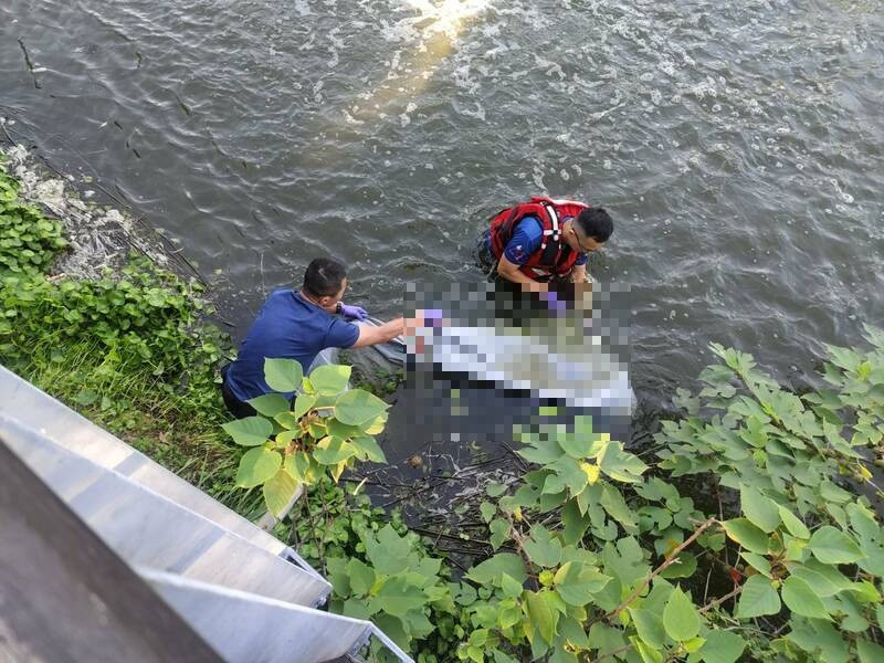 南市消防人員到東區巴克禮公園滯洪池協助打撈。（圖：民眾提供）
