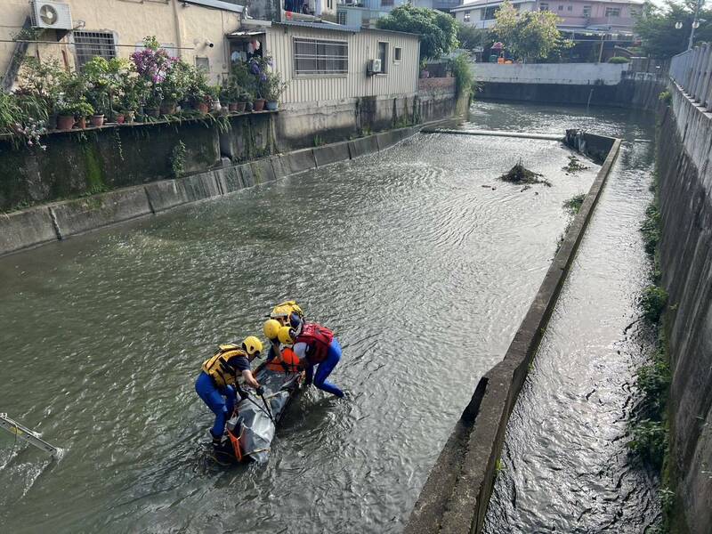 消防人員報獲到大雅區的排水溝內將浮屍打撈上岸。（民眾提供）