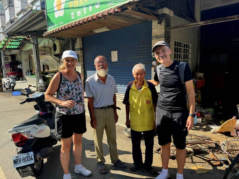 來自瑞士謝爾(Sierre)的法籍旅人Gilles Poidevin,去年10月與妻子造訪台灣,單車之旅行經台南七股區三股里突然爆胎,獲當的民眾熱情相助,合影留念。(七股區公所提供) 來自瑞士謝爾(Sierre)的法籍旅人Gilles Poidevin,去年10月與妻子造訪台灣,單車之旅行經台南七股區三股里突然爆胎,獲當的民眾熱情相助,合影留念。(七股區公所提供)