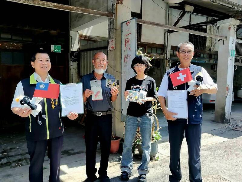 來自瑞士的法籍旅人Gilles Poidevin,去年與妻子造訪台灣,單車之旅行經台南七股區三股里突然爆胎,獲得當地居民協助,七股區長李佳隆(左)轉達瑞士旅客的感謝,並歡迎再度來七股旅遊。(七股區公所提供) 來自瑞士的法籍旅人Gilles Poidevin,去年與妻子造訪台灣,單車之旅行經台南七股區三股里突然爆胎,獲得當地居民協助,七股區長李佳隆(左)轉達瑞士旅客的感謝,並歡迎再度來七股旅遊。(七股區公所提供)